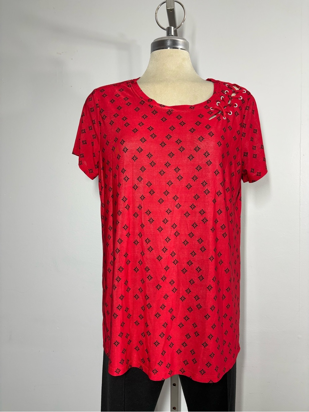 Women's Red Short-Sleeve Lace-Up Accent Patterned Tee